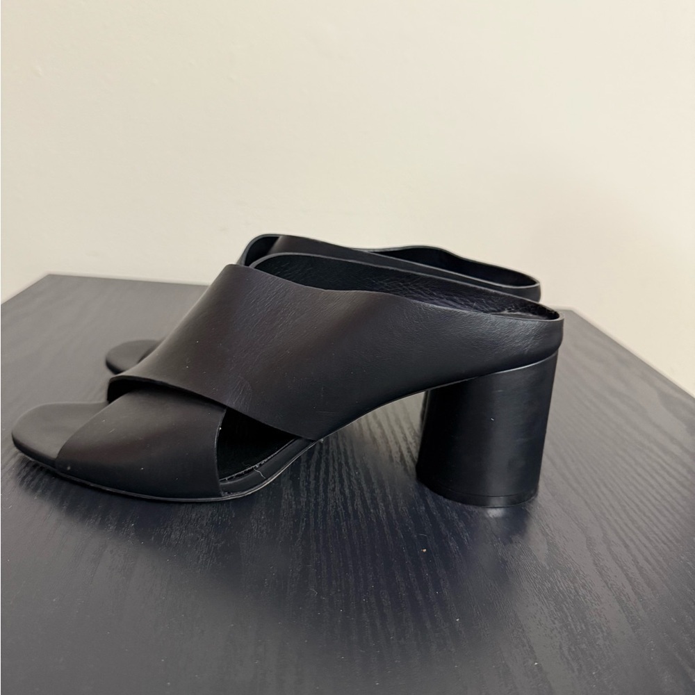Vince Theron Size 9.5 Slides Black Leather Chunky Heels Cross Strap - Picture 4 of 7